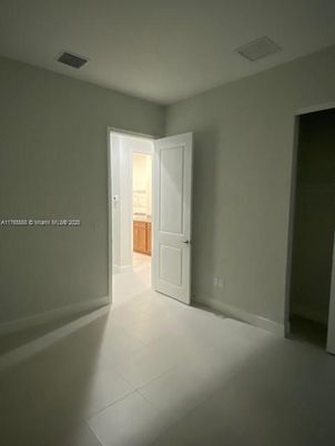 Empty room, Interior