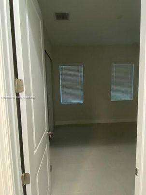 Empty room, Interior