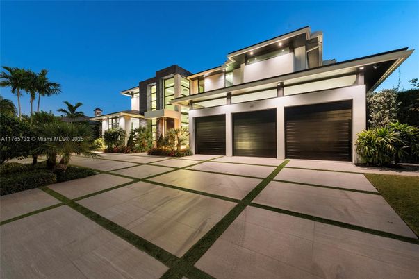 Attached, Exterior, Facade, Modern