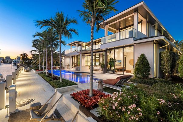 Exterior, Pool, Water