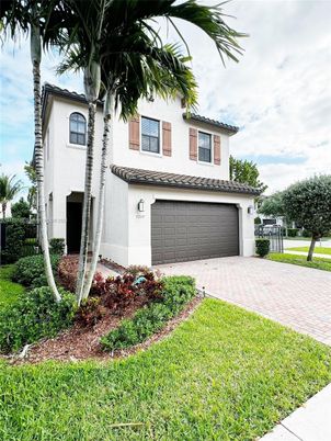 Attached, Exterior, Facade, Mediterranean