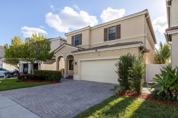 Attached, Exterior, Facade, Mediterranean