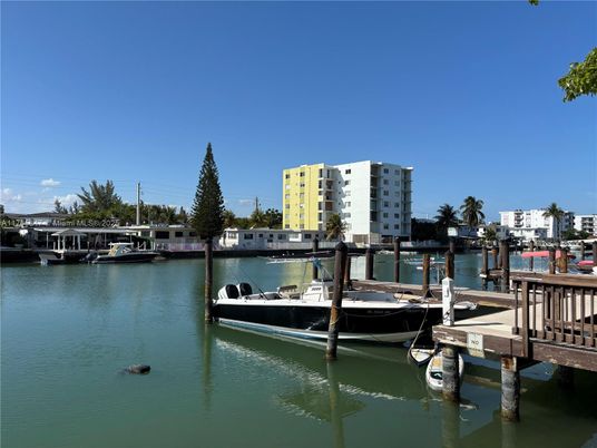 Exterior, Lake