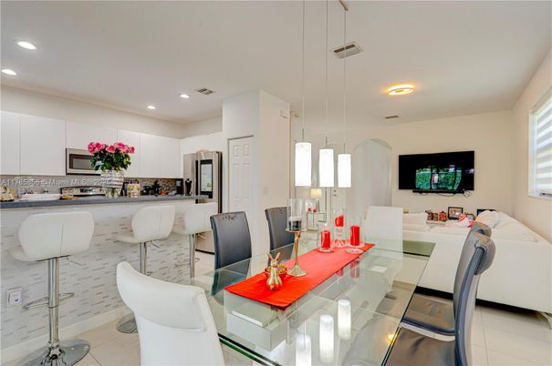 Dining room, Interior, Kitchen, Pendant Lights, Recessed Lighting, Stainless Steel Appliances