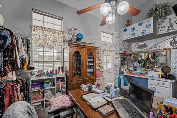 Home Office, Interior