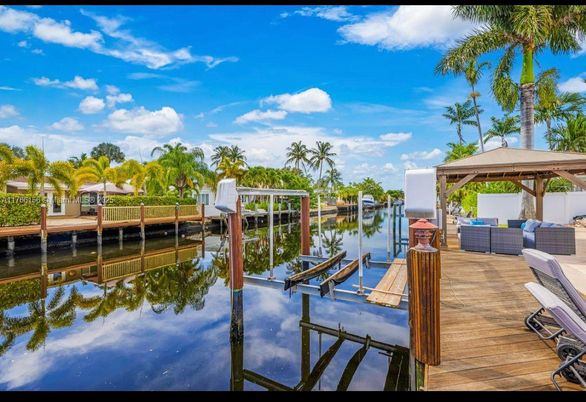 Exterior, Lake