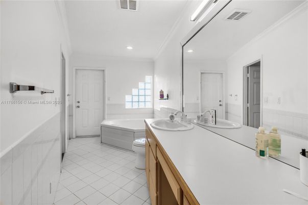 Bathroom, Dual Sink Vanities, Interior, Recessed Lighting