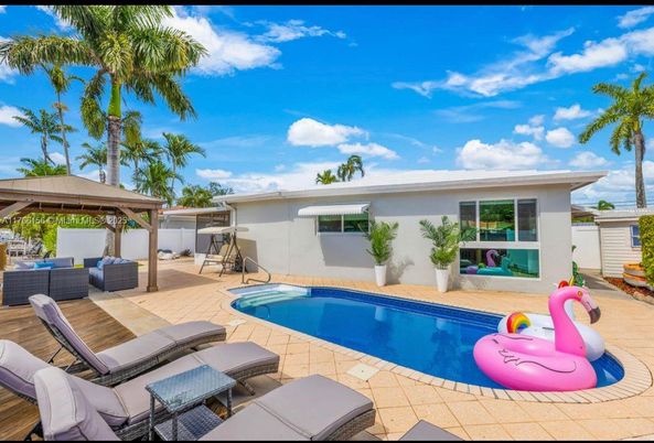 Exterior, Pool