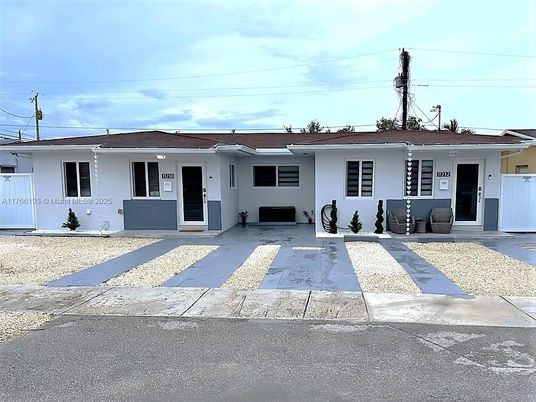 Exterior, Facade, Ranch