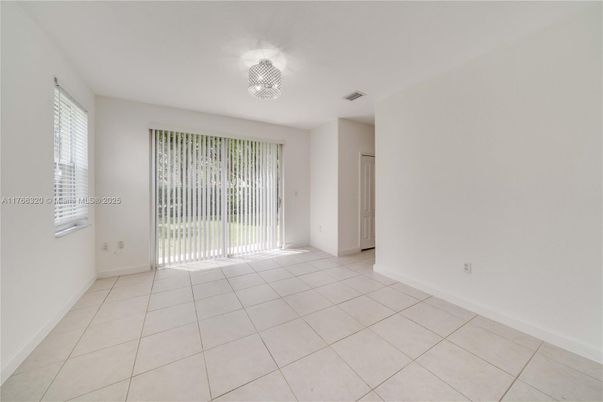 Empty room, Interior