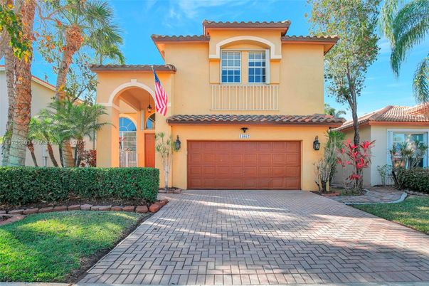 Attached, Exterior, Facade, Mediterranean