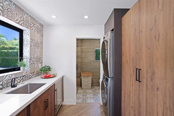 Interior, Recessed Lighting, Washer, Wood Texture Flooring