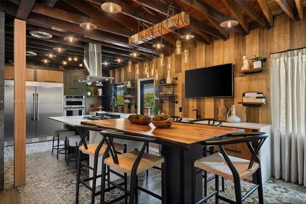 Dining room, Interior, Kitchen, Pendant Lights, Stainless Steel Appliances, Wooden Beams, Wooden Ceilings, Wooden Walls