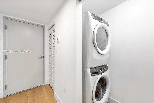 Interior, Utility Closets, Washer, Wood Texture Flooring