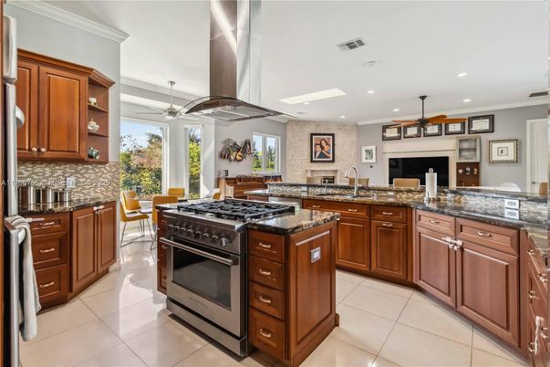 Dining room, Interior, Kitchen, Recessed Lighting, Stainless Steel Appliances