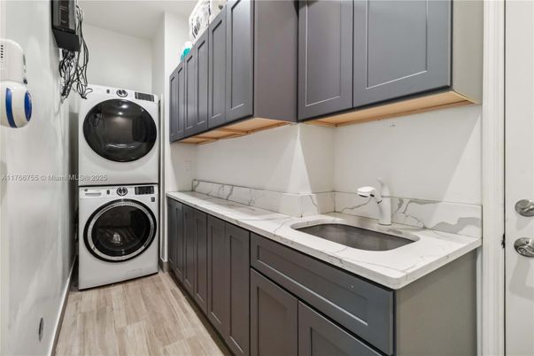 Interior, Utility Closets, Washer, Wood Texture Flooring
