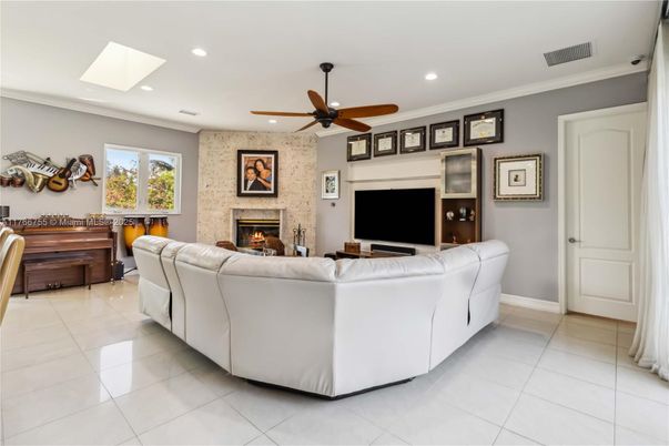 Fireplace, Interior, Living room, Piano, Recessed Lighting
