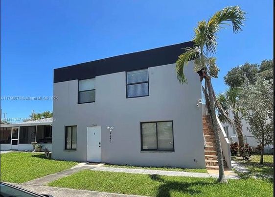 Exterior, Facade, Modern