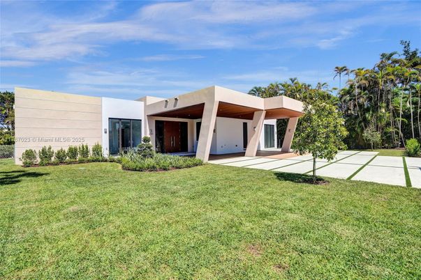 Backyard, Exterior, Facade, Modern