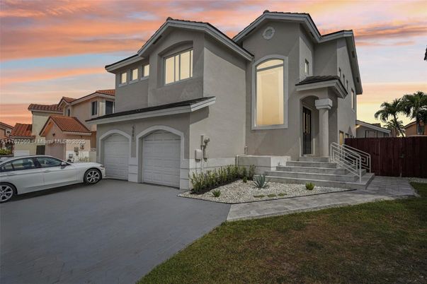 Attached, Exterior, Facade, Mediterranean