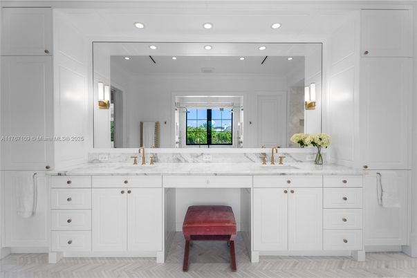 Bathroom, Dual Sink Vanities, Interior, Recessed Lighting