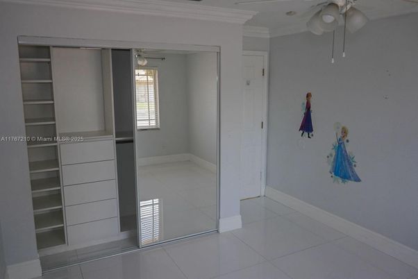 Empty room, Interior