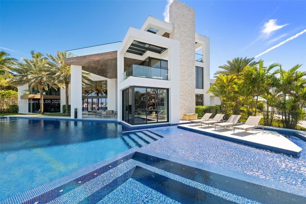 Exterior, Facade, Pool, Modern
