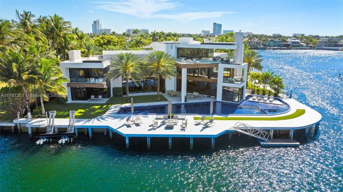Exterior, Lake