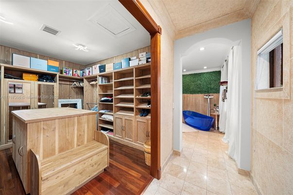 Interior, Recessed Lighting, Wood Texture Flooring