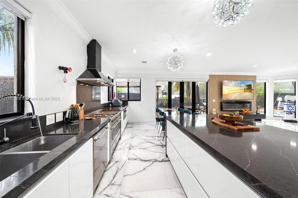 Fireplace, Interior, Kitchen, Marble, Recessed Lighting