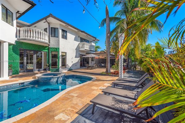 Exterior, Pool