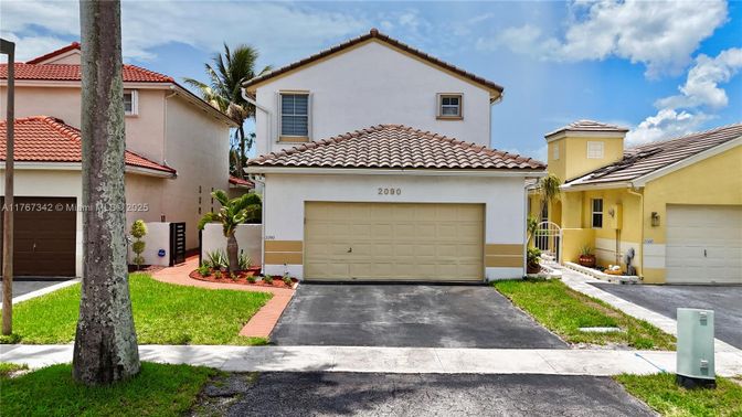 Attached, Exterior, Facade, Mediterranean