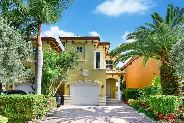 Attached, Exterior, Facade, Mediterranean