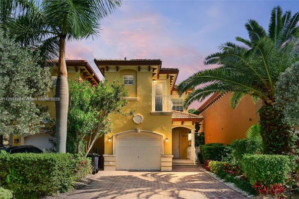 Attached, Exterior, Facade, Mediterranean
