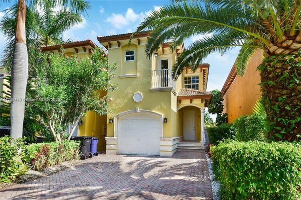 Attached, Exterior, Facade, Mediterranean