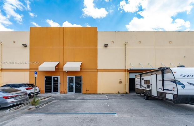 Exterior, Facade, None