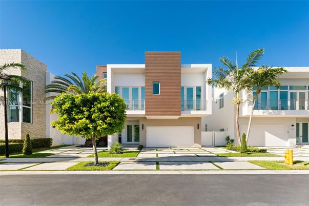 Attached, Exterior, Facade, Modern
