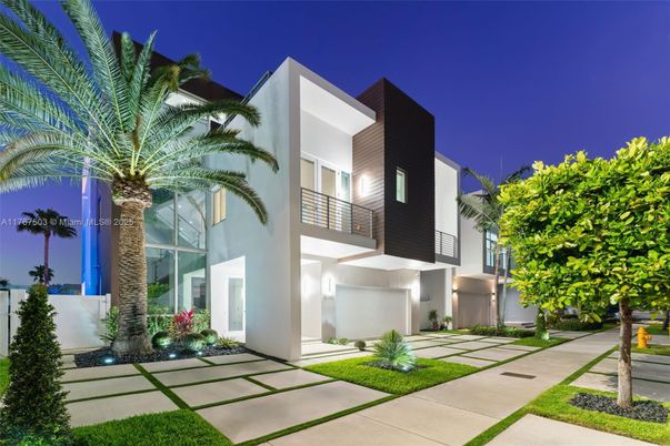 Backyard, Exterior, Facade, Modern