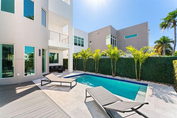 Exterior, Pool