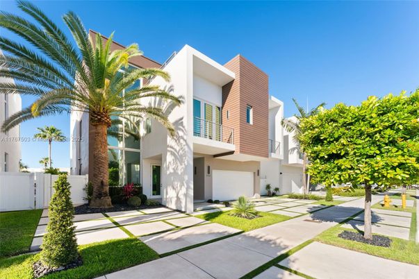 Attached, Backyard, Exterior, Facade, Modern