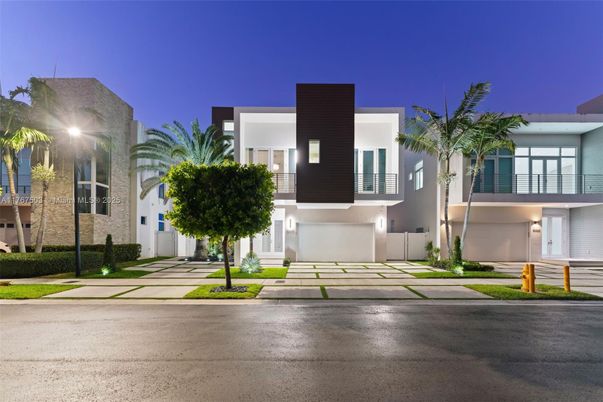 Attached, Exterior, Facade, Modern