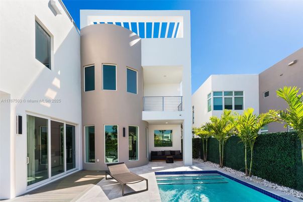 Exterior, Facade, Pool, Modern