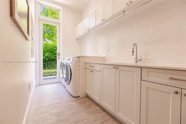 Interior, Washer, Wood Texture Flooring