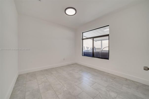 Empty room, Interior