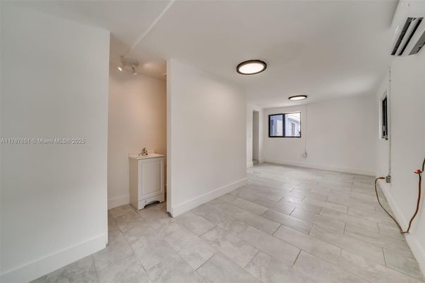 Empty room, Interior