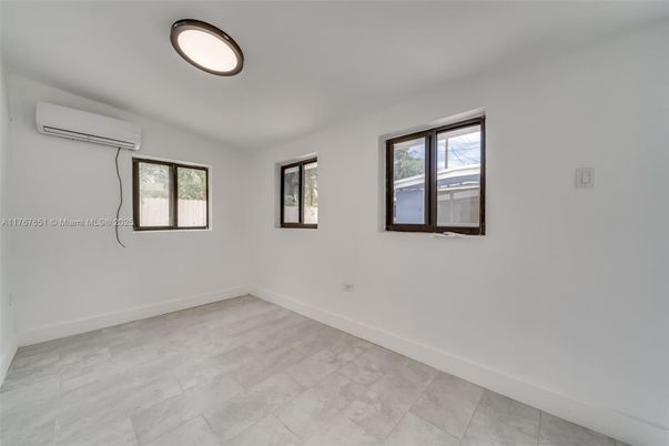 Empty room, Interior