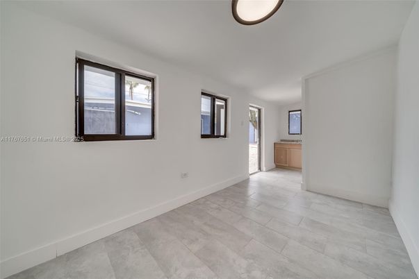 Empty room, Interior