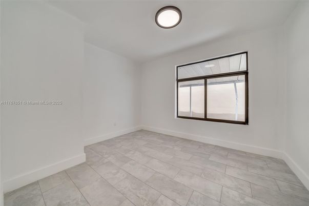 Empty room, Interior
