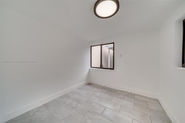 Empty room, Interior