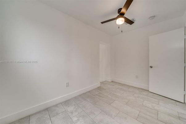 Empty room, Interior